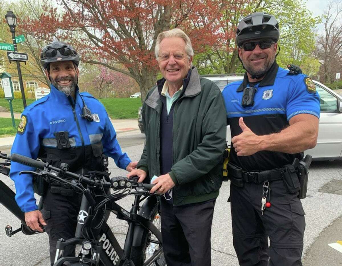 L'animateur de talk-show Jerry Springer vérifie le nouvel équipement de l'unité de vélo du GPD le 30 avril sur Greenwich Avenue.  Les agents de police de Greenwich John D'Inverno et Robert Smurlo font partie de la nouvelle initiative de police communautaire.  Personnalité de la télévision Jerry Springer, ancien animateur de 