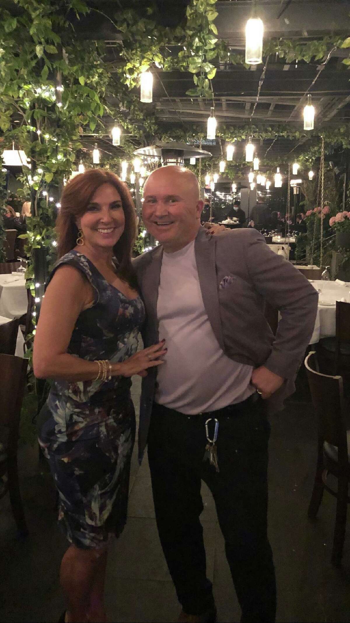 La juge de télévision Marilyn Milian de 'The People's Court' avec Tony Capasso chez Tony's à la JHouse à Riverside récemment.  La juge Marilyn Milian, lauréate du Daytime Emmy Award, a été vue en train de dîner chez Tony's au JHouse de Riverside.  Milian préside la série télévisée américaine d'audience 