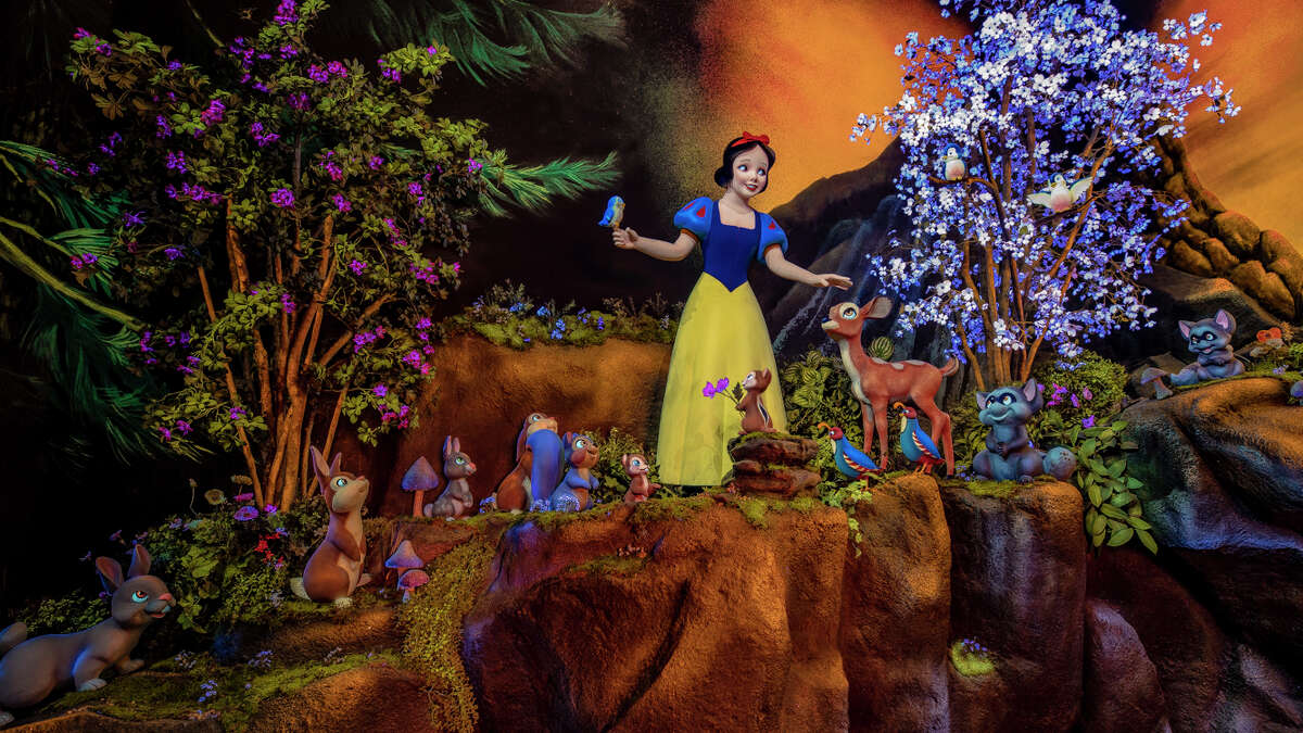 Disneyland S New Snow White Ride Adds Magic But Also A New Problem