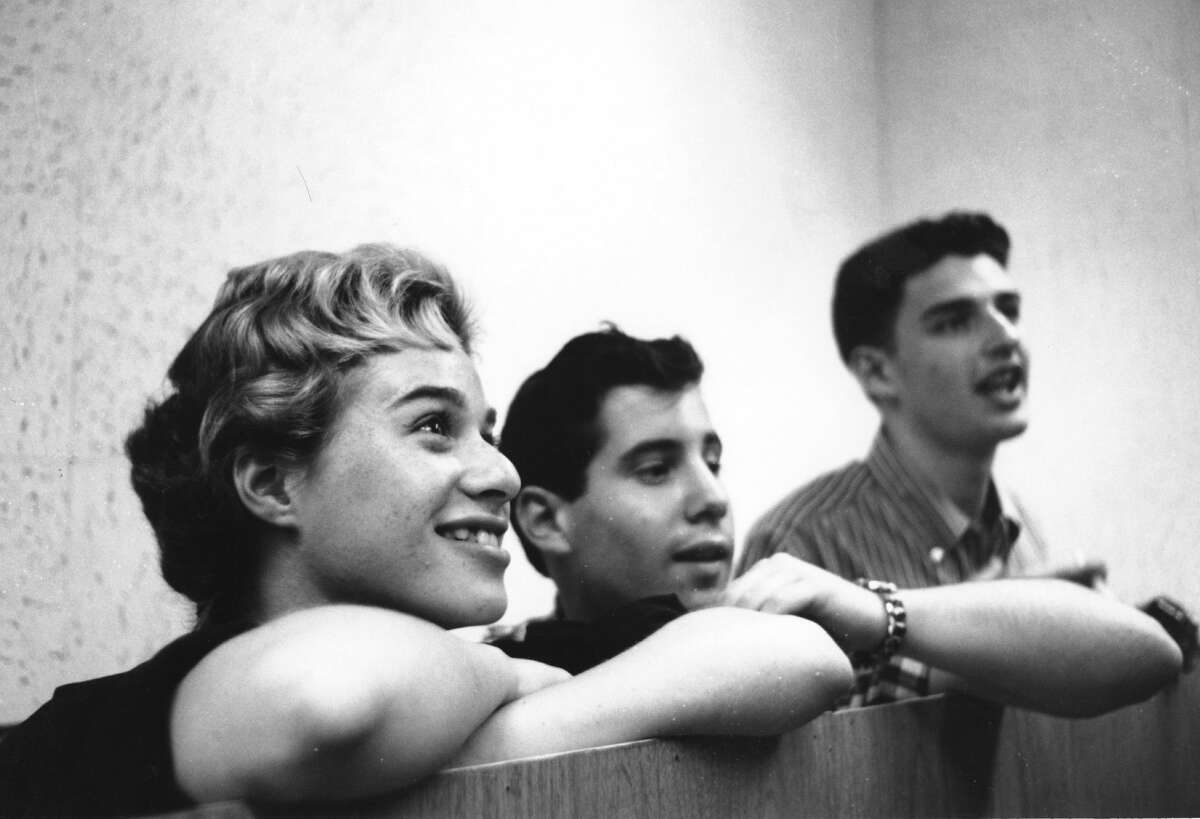 NEW YORK, NY - CIRCA 1959: Singer songwriters Carole King, Paul Simon and Gerry Goffin listen during a recording session in New York, New York, circa 1959. Photo by Michael Ochs Archives/Getty Images