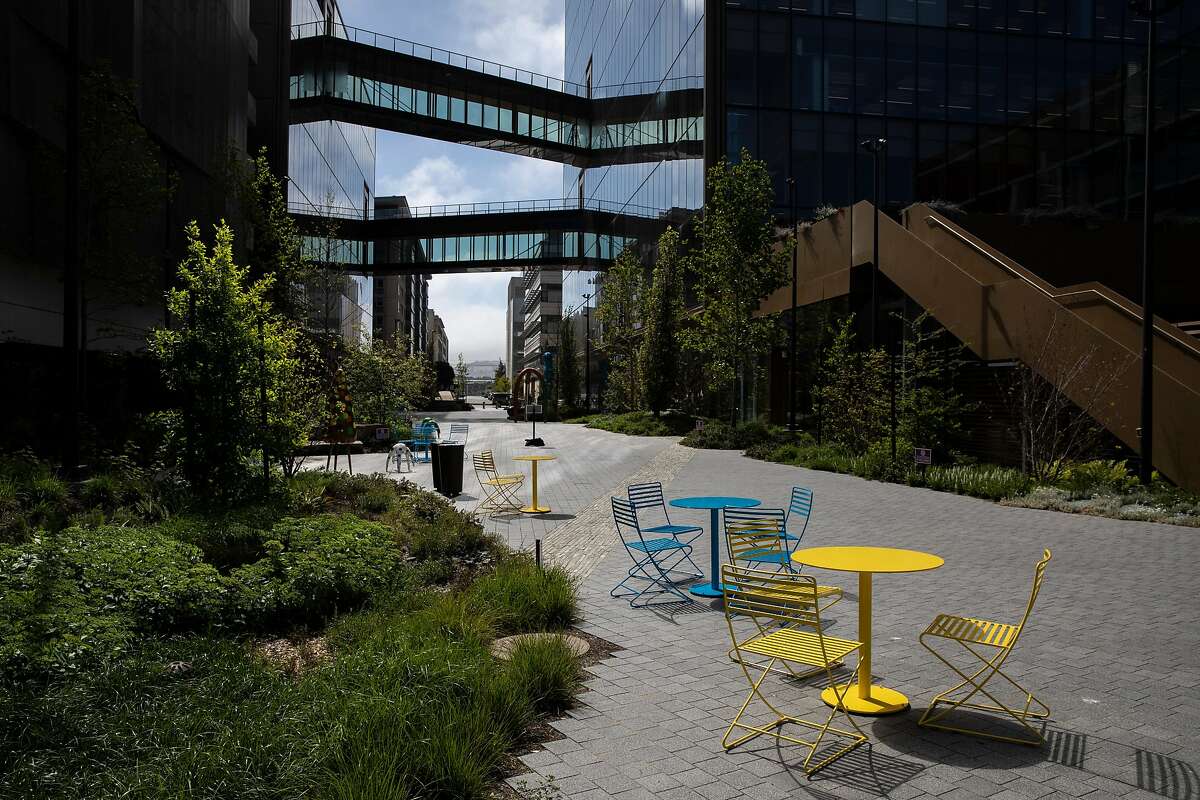 色彩斑斓的桌子和椅子线庞特·莱恩和第三街之间进行超级的新总部。