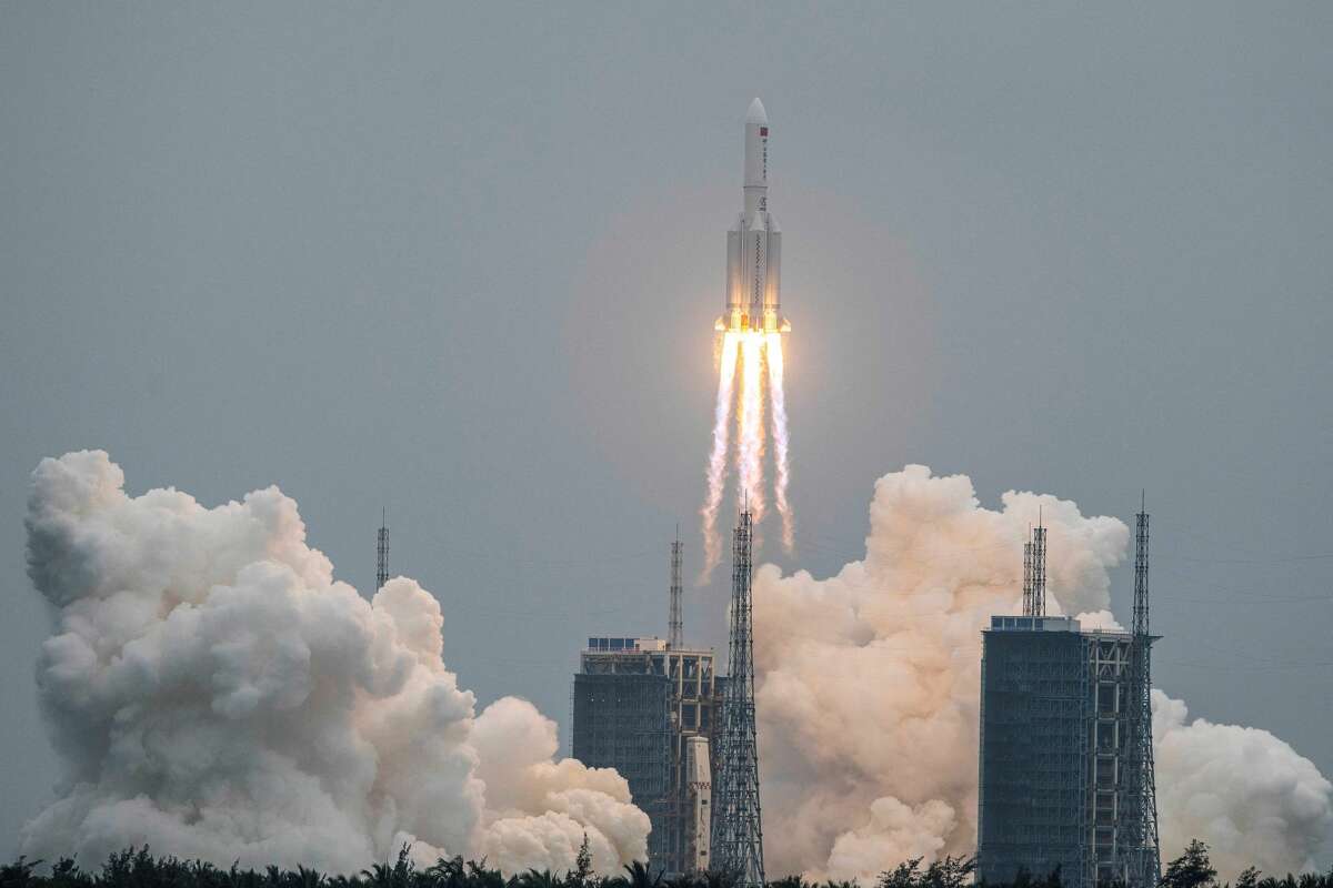 A massive Chinese rocket accidentally flew into low orbit ...