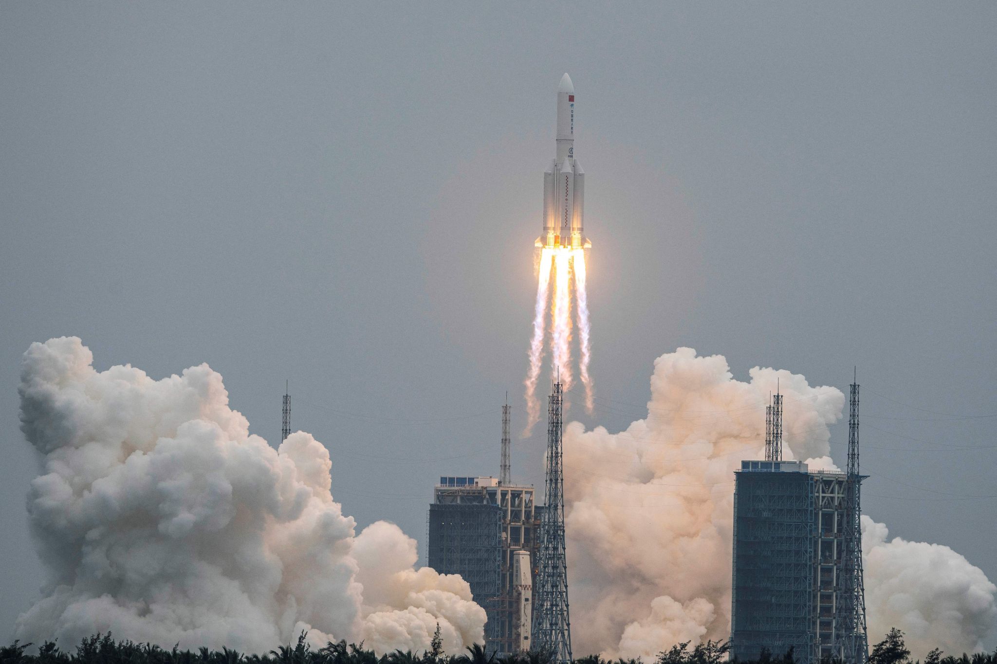 Sebuah rudal besar China secara tidak sengaja terbang ke orbit rendah, dan mungkin akan segera jatuh ke Bumi