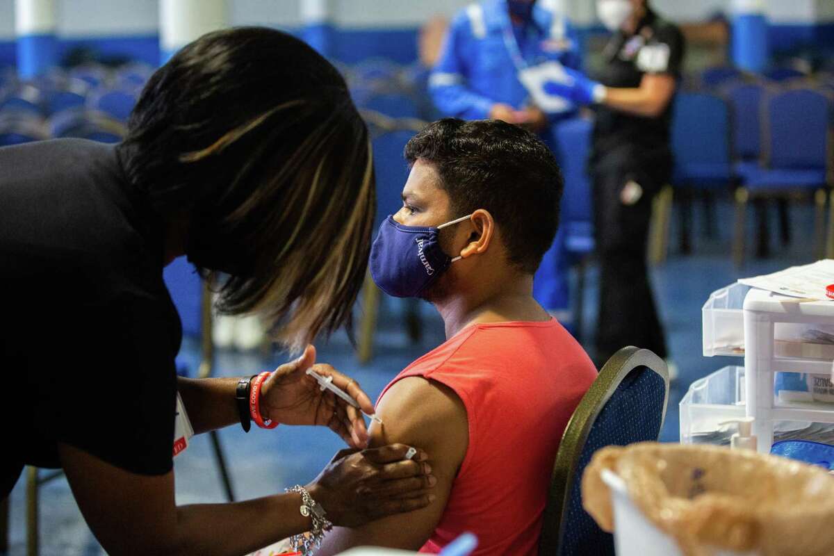 did carnival cruise lift vaccine mandate