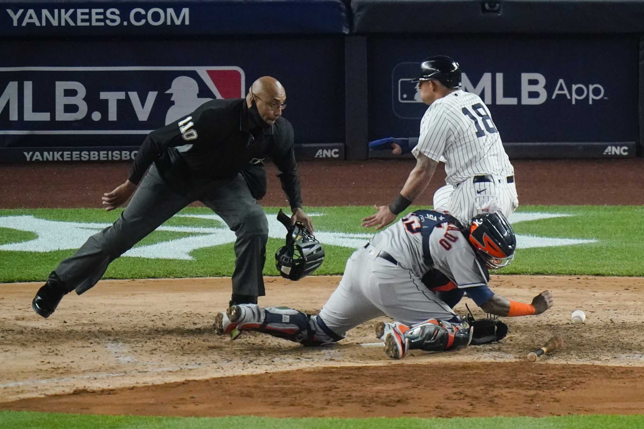 Astros' Martín Maldonado departs game after collision with Yankees