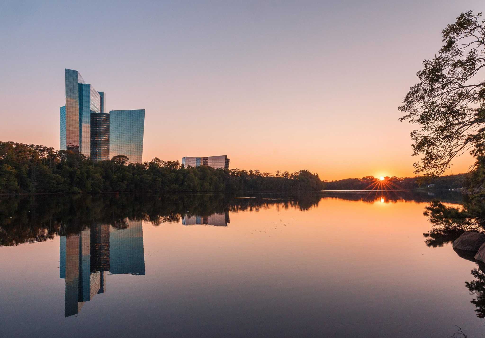 Mohegan Sun hosts two-day job fair, offers $2,000 signing bonus for