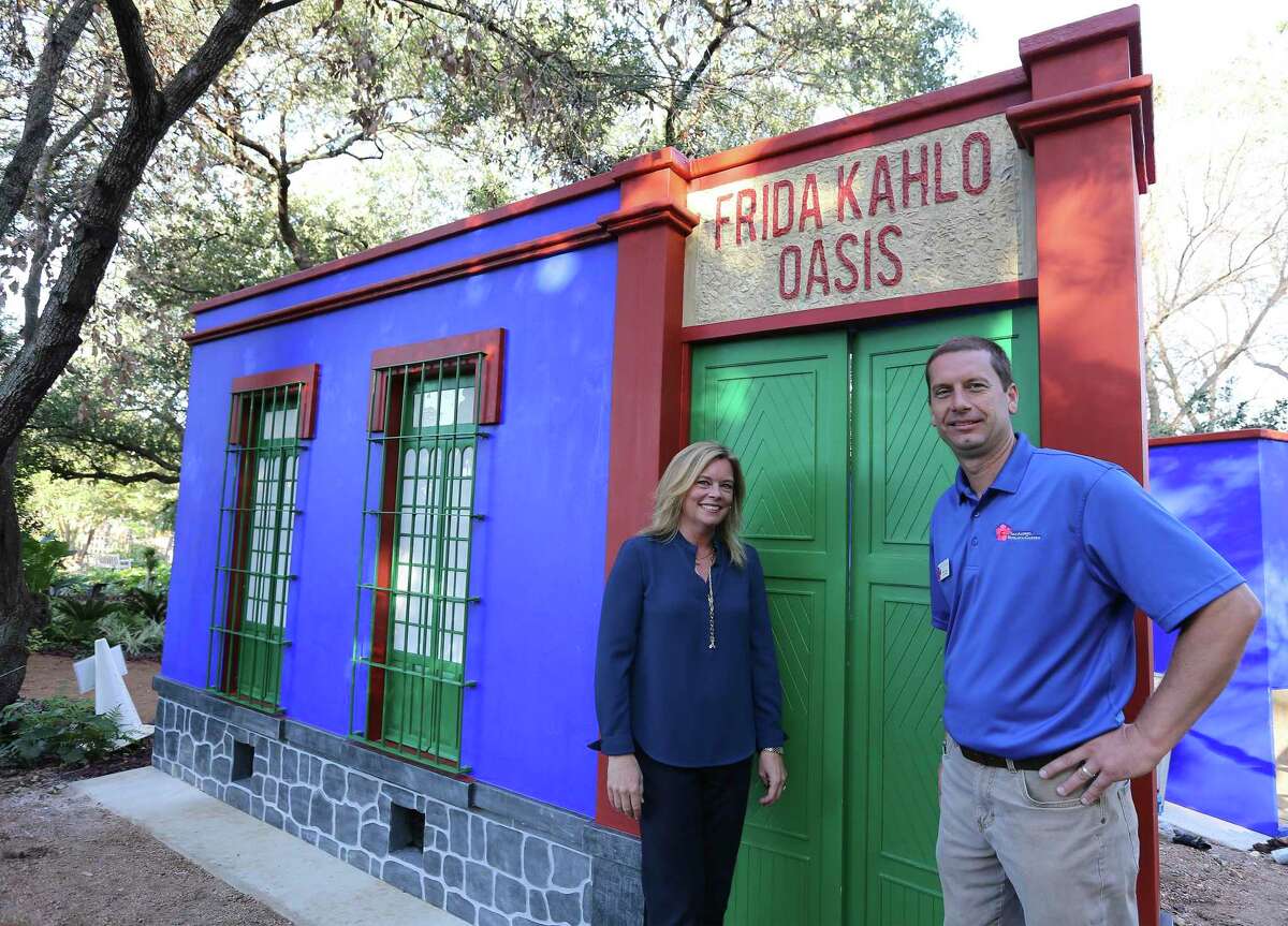 Sabina Carr, directora ejecutiva del Jardín Botánico de San Antonio, y Andrew Labaye, director de horticultura, se encuentran en la entrada de la recreación Casa Azul, la casa de Frida Kahlo.  Es parte de 