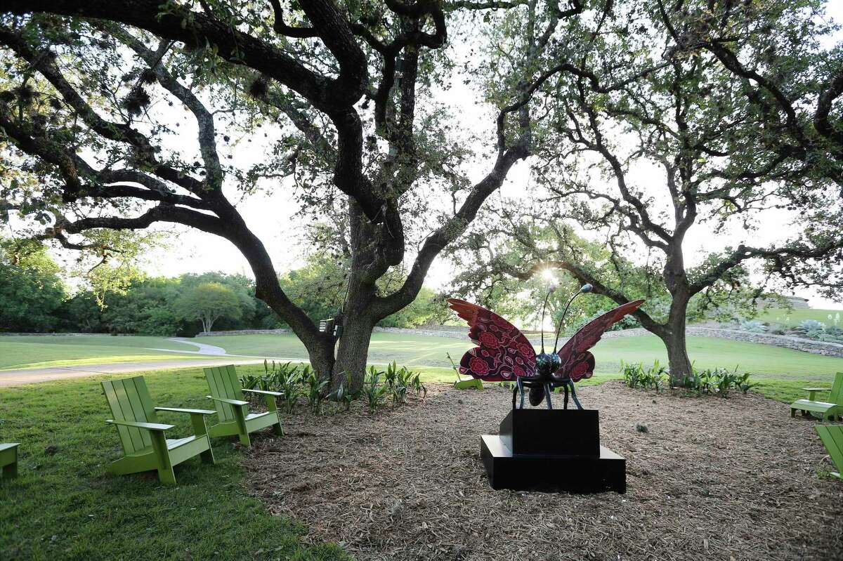 La estatua de la mariposa es uno de los seis animales masivos que se muestran como parte de 