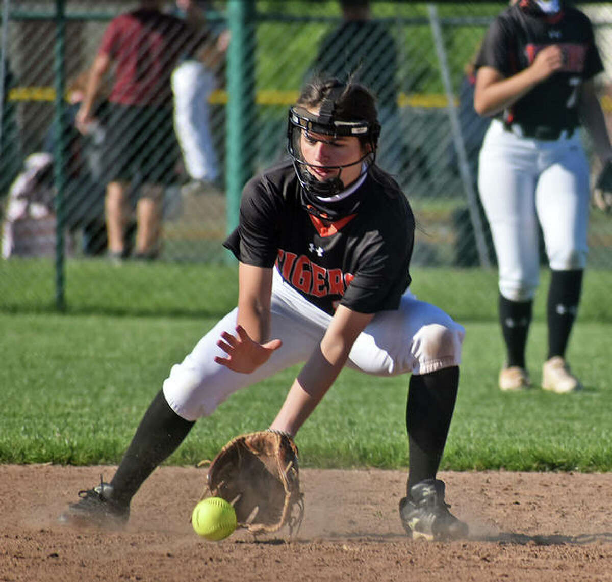 Tigers score early, cruise past Eagles