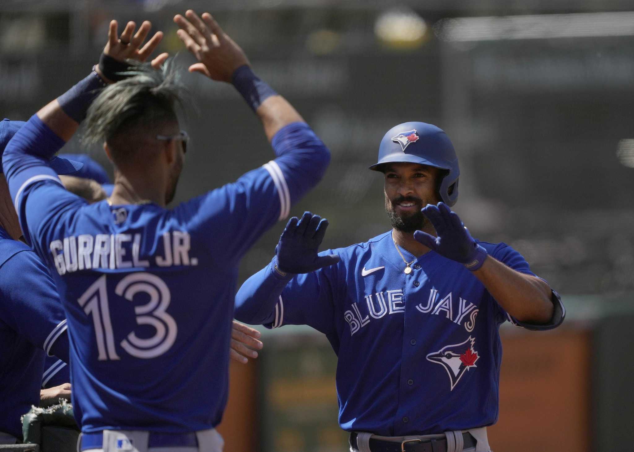 Lourdes Gurriel Jr. returns to a standing ovation in Toronto! 