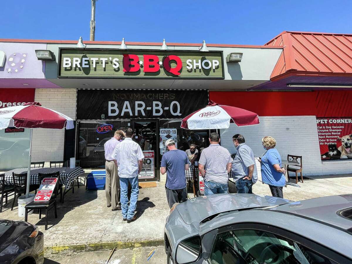 Brett’s BBQ Shop in Katy returns to the 'Cheers' experience