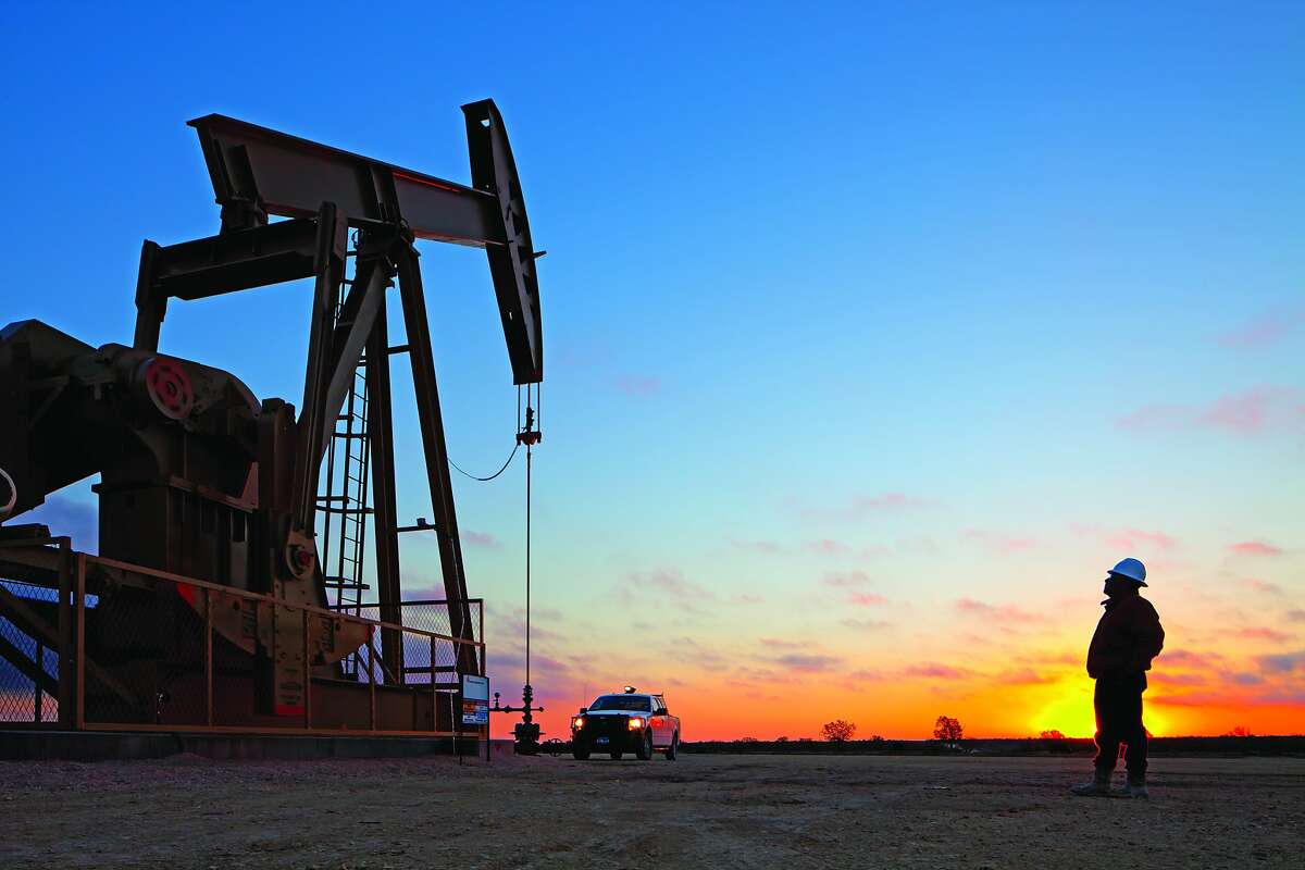 While reporting soaring profits last year, Houston-based EOG Resources said it plans to restrain oil growth despite surging crude prices, falling into line with most major U.S. independent shale producers. 