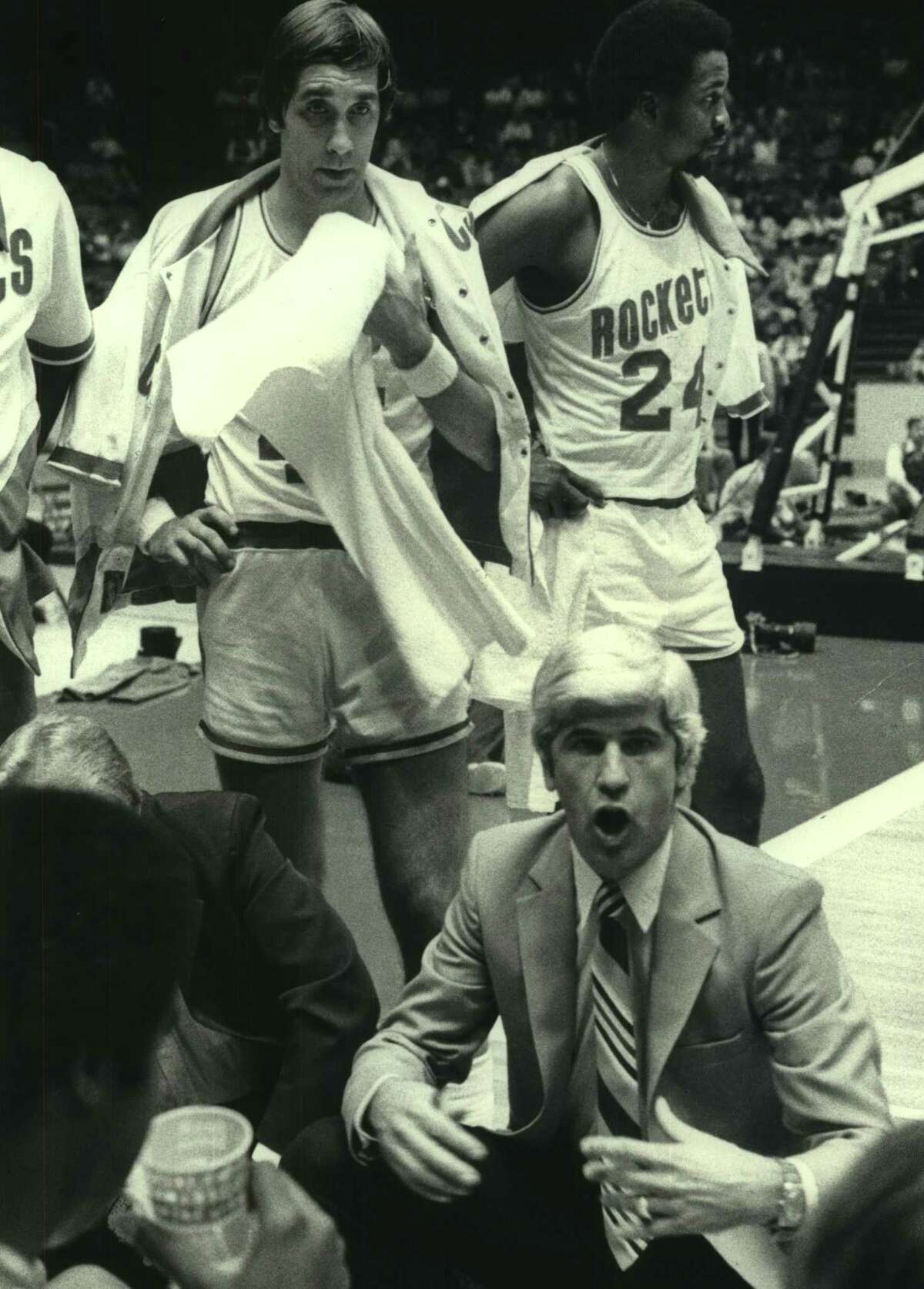 Rudy Tomjanovich paid attention to Del Harris, one of his coaches.