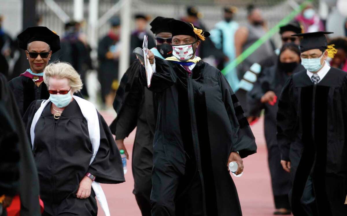 70 Year Old Tsu Grad Fulfills Moms Dreams At Commencement Where Ben