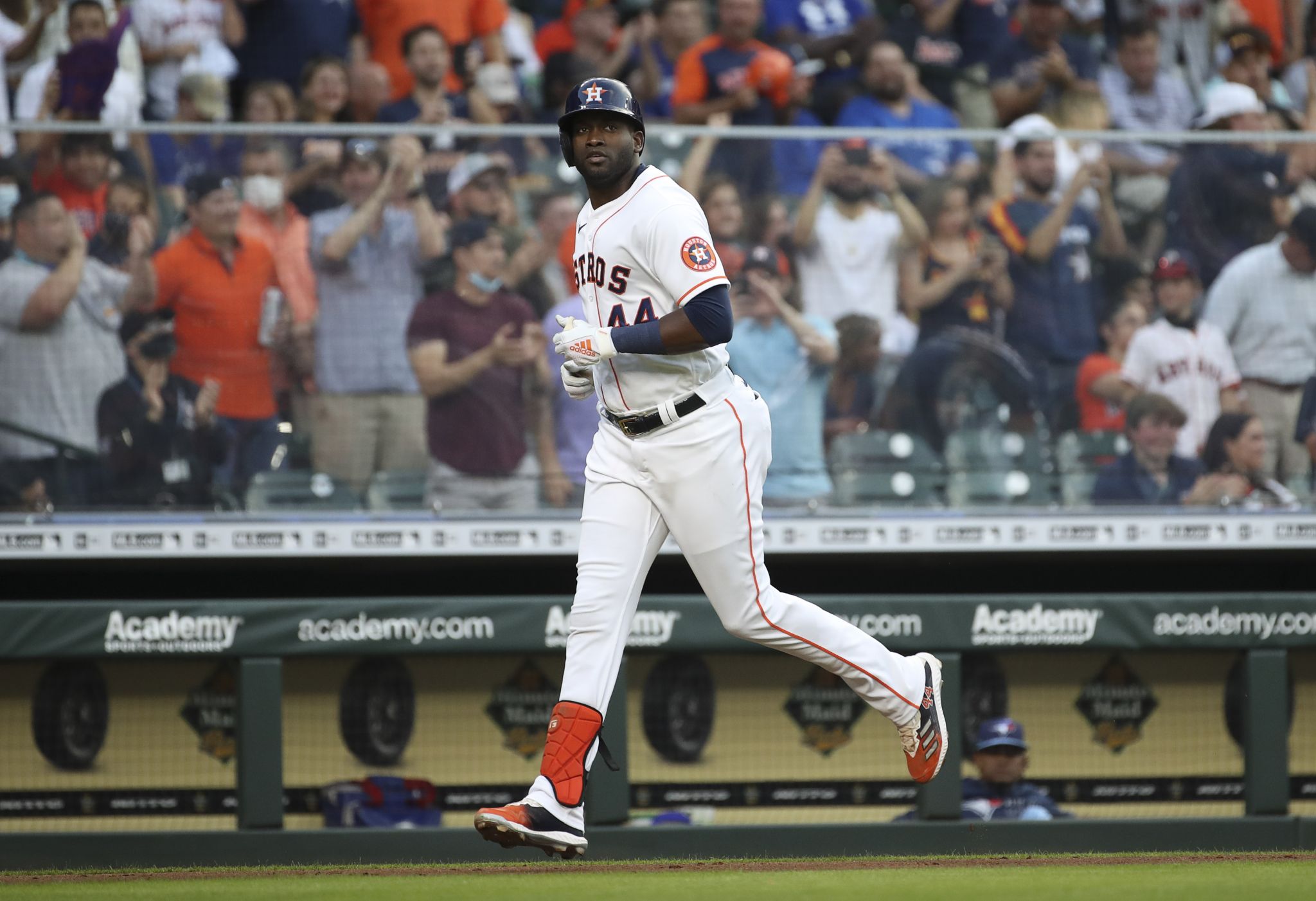 Astros' Yordan Alvarez undergoes arthroscopic surgery on both knees