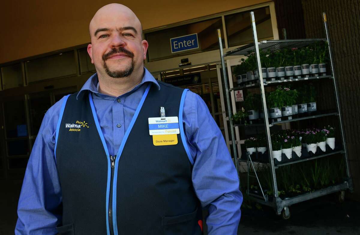 When customer stopped breathing, Norwalk Walmart manager’s focus was to