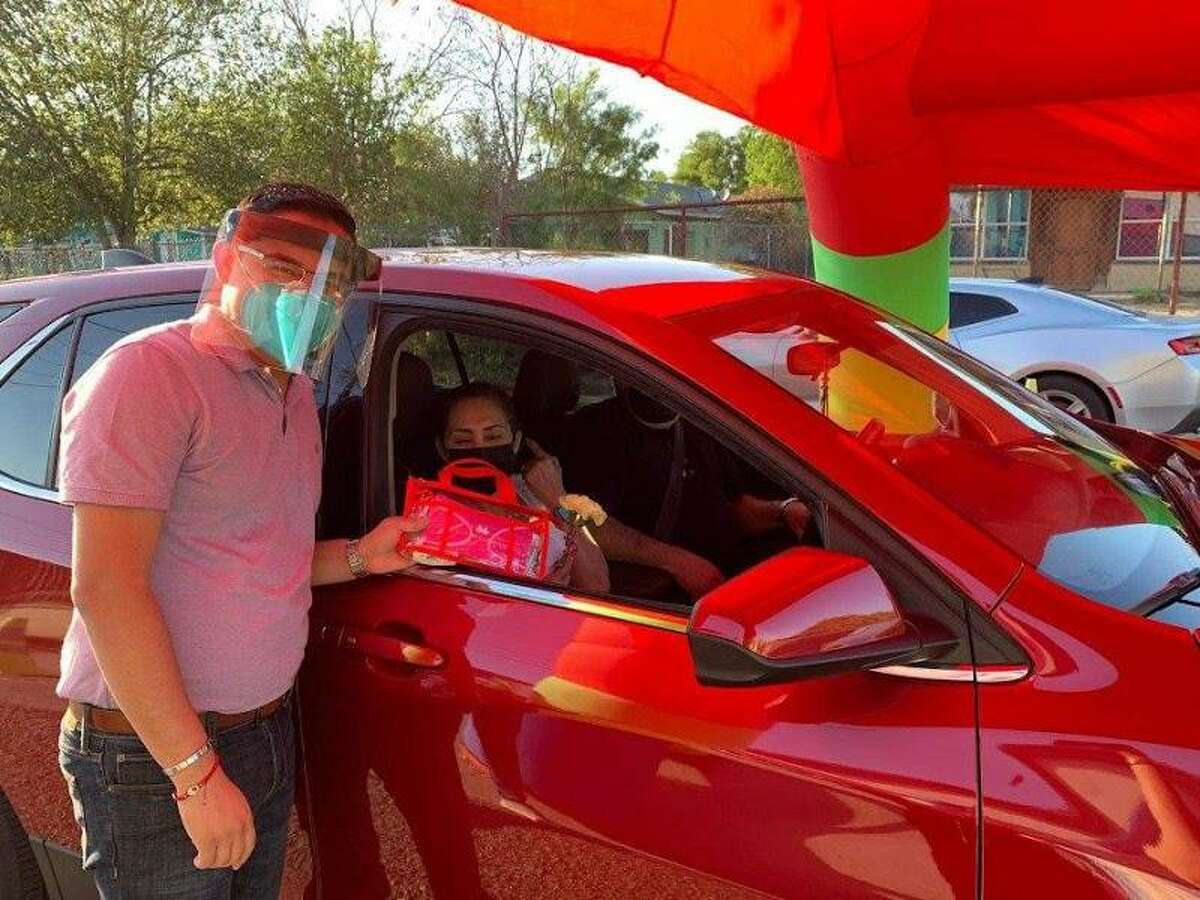 A drive-thru event was held in El Cenizo on Friday night where mothers could pick a bag full of goodies and a gift for them for their special day.