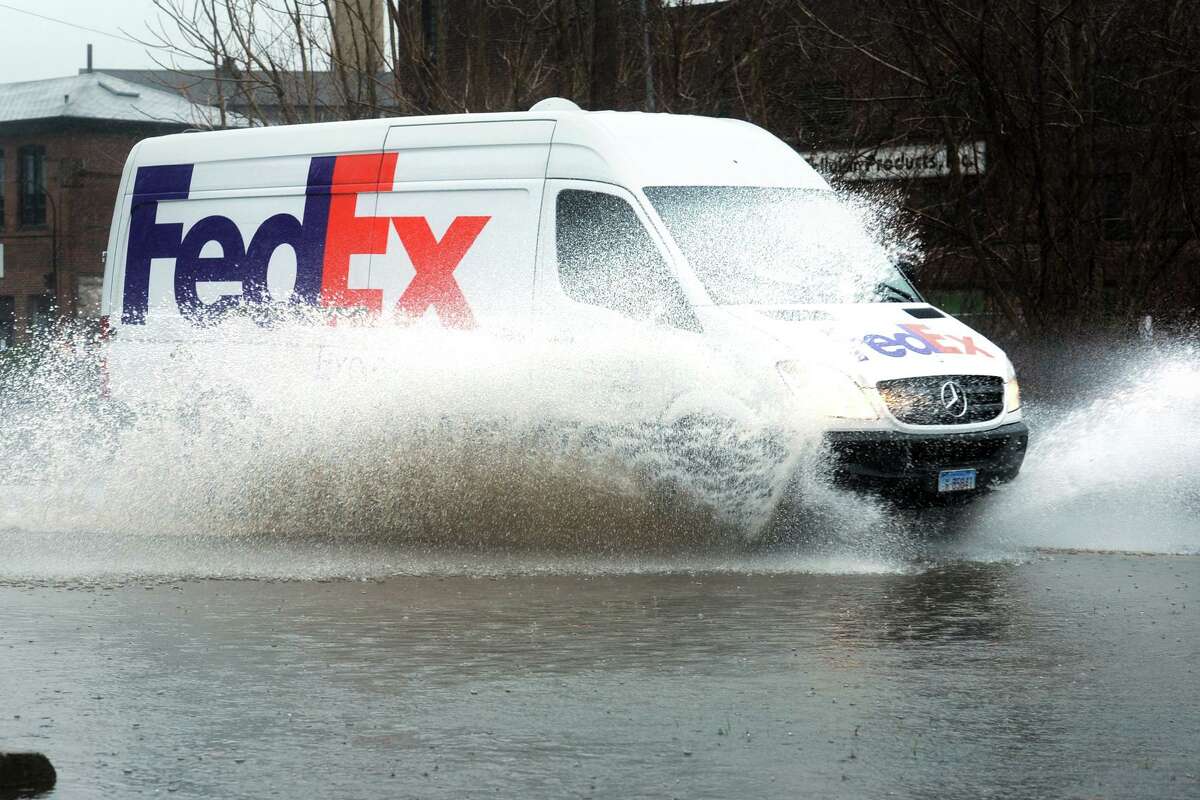 FedEx looks to hire more than 600 package handlers in Hartford