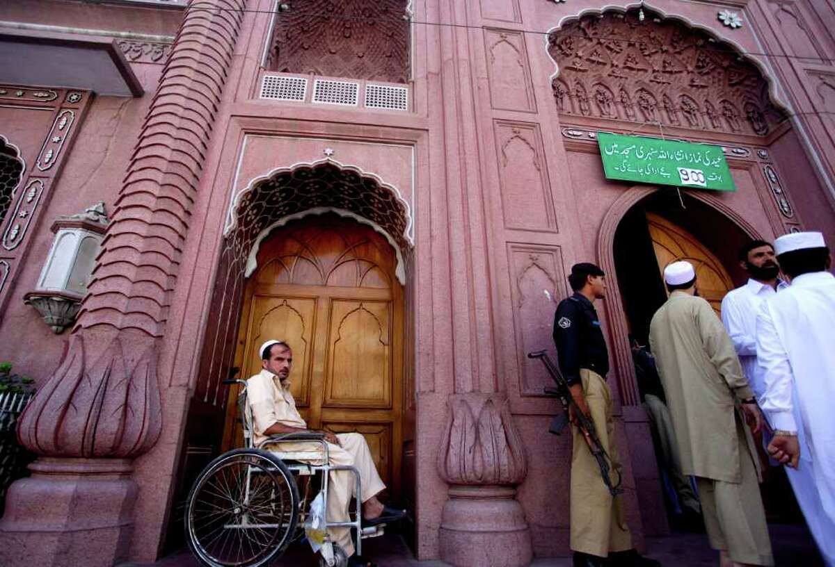 Muslims mark Ramadan end