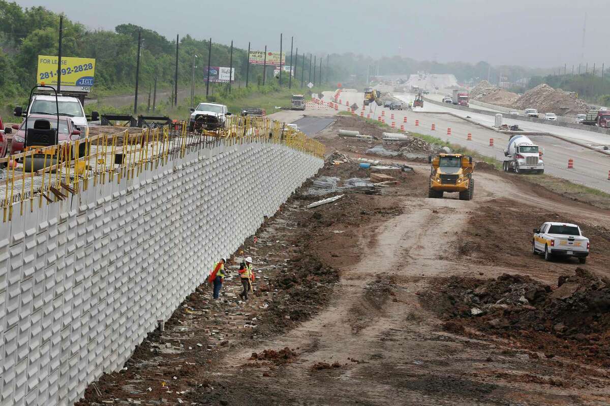 Crews continue construction of Interstate 10 from Brookshire to Sealy April 14, 2021, in Sealy.