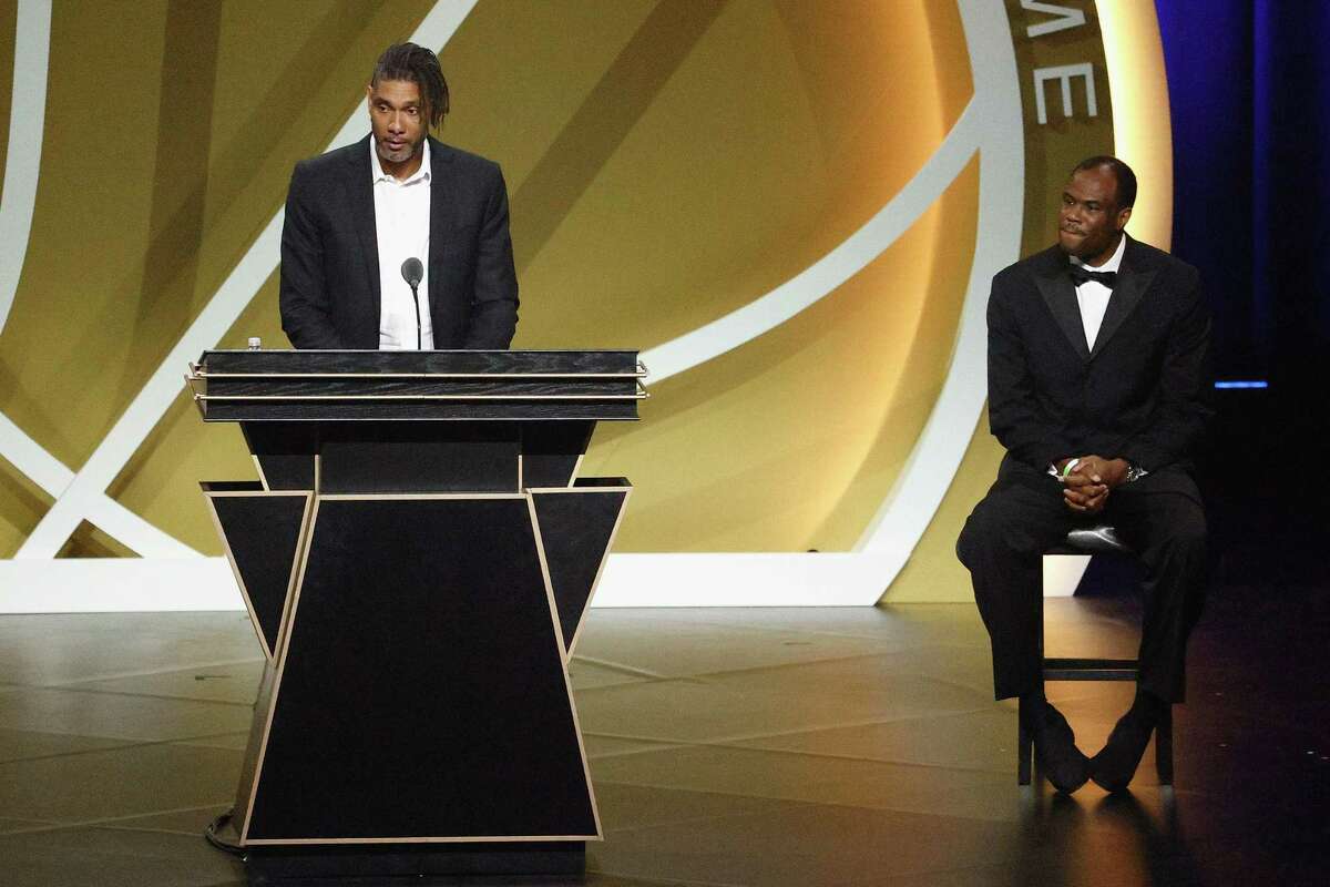 San Antonio Spurs' Tim Duncan gives thanks in stirring Hall of Fame speech