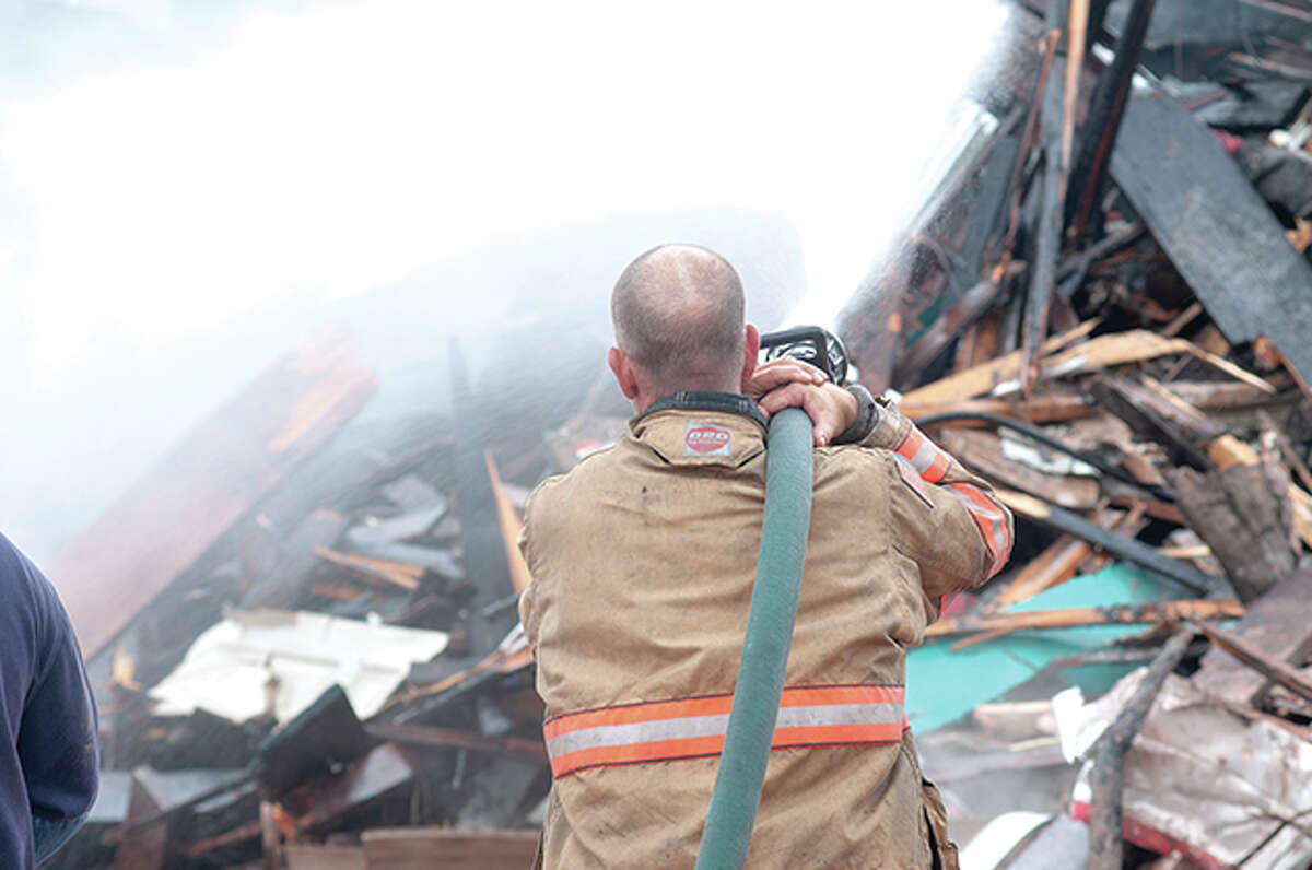Gallery Beardstown fire destroys building, leaving 13 homeless