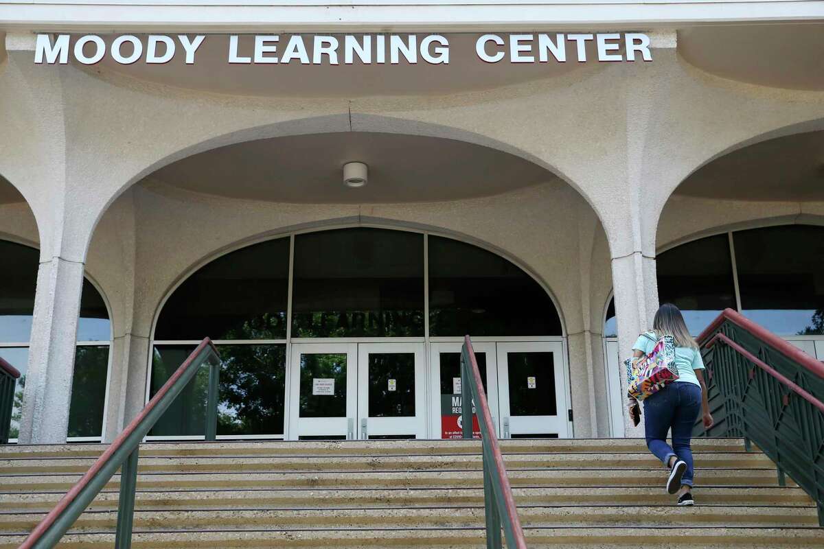 Stephanie Viña walks into the Moody Center at San Antonio College last May. All of the roughly 69,000 students at the five Alamo Colleges will be able to rent their textbooks for free starting next semester.