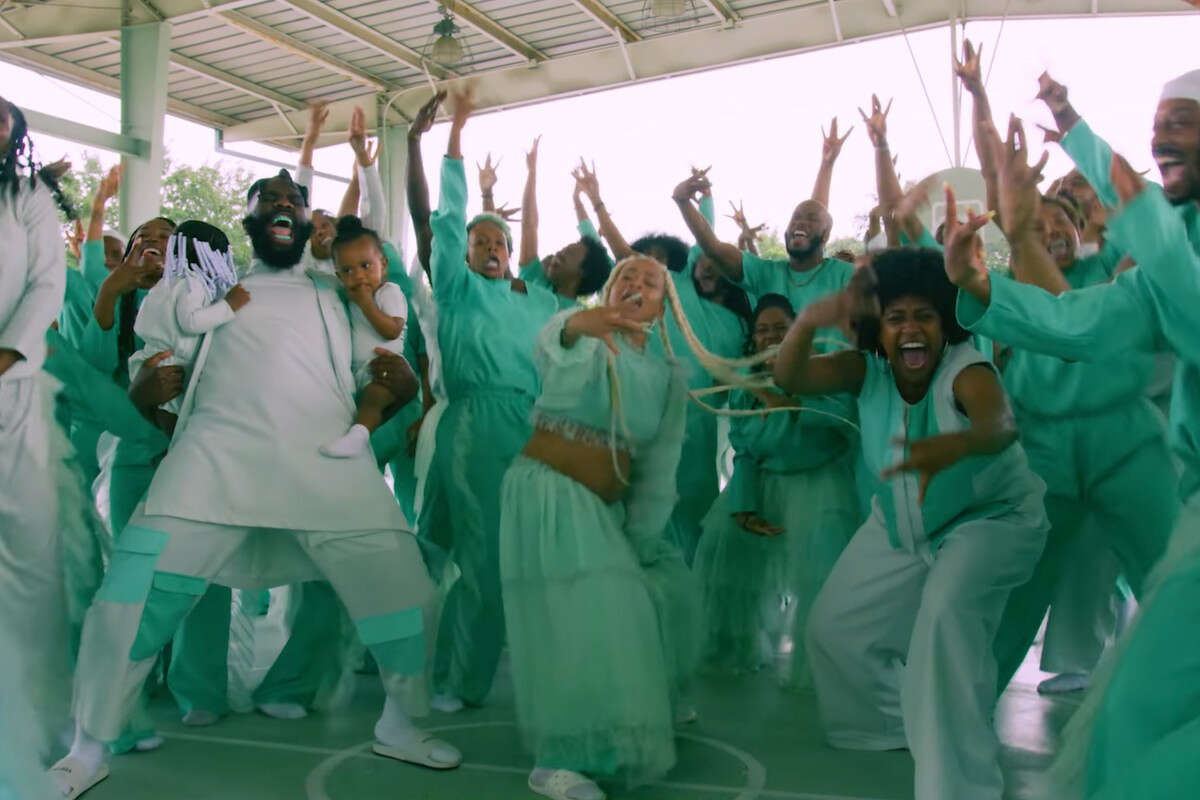 Tobe Nwigwe Fye Fye [ At The Crib Version ] Tobe Nwigwe and his team go crazy for his latest music video 'FYE FYE'