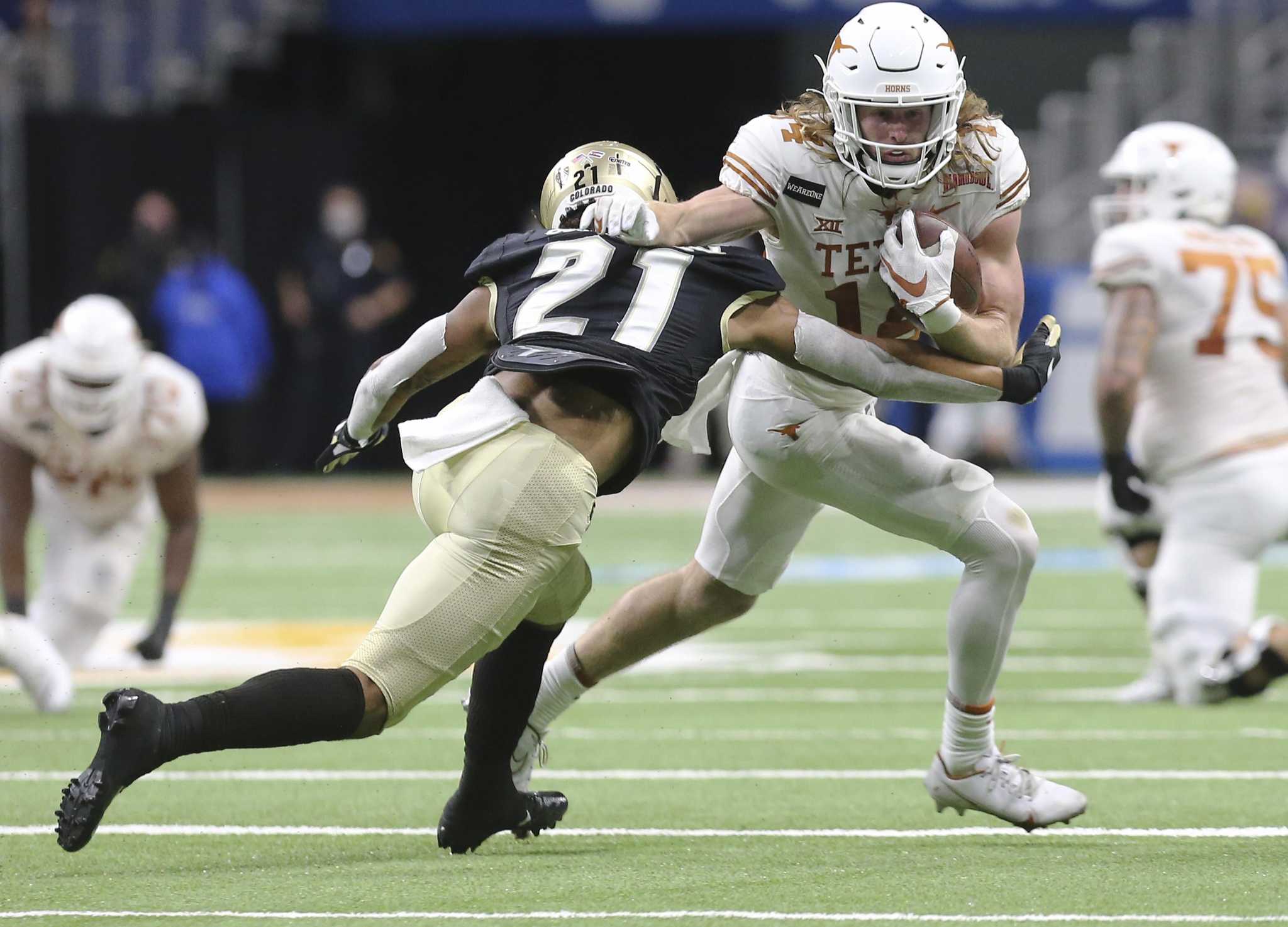 Texas' Brenden Schooler starting to fit in — at safety