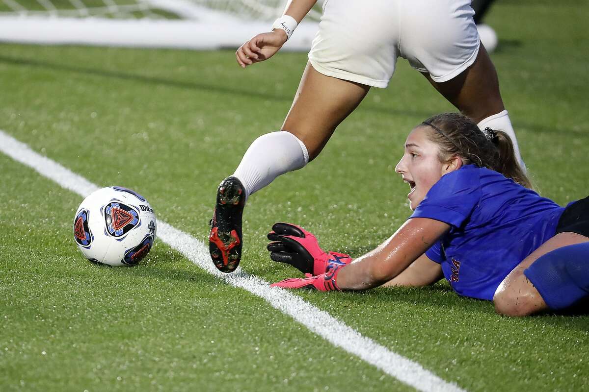 Santa Clara goalkeeper Marlee Nicolos tries to control the ball against Florida State during the second half of Monday’s national championship game.