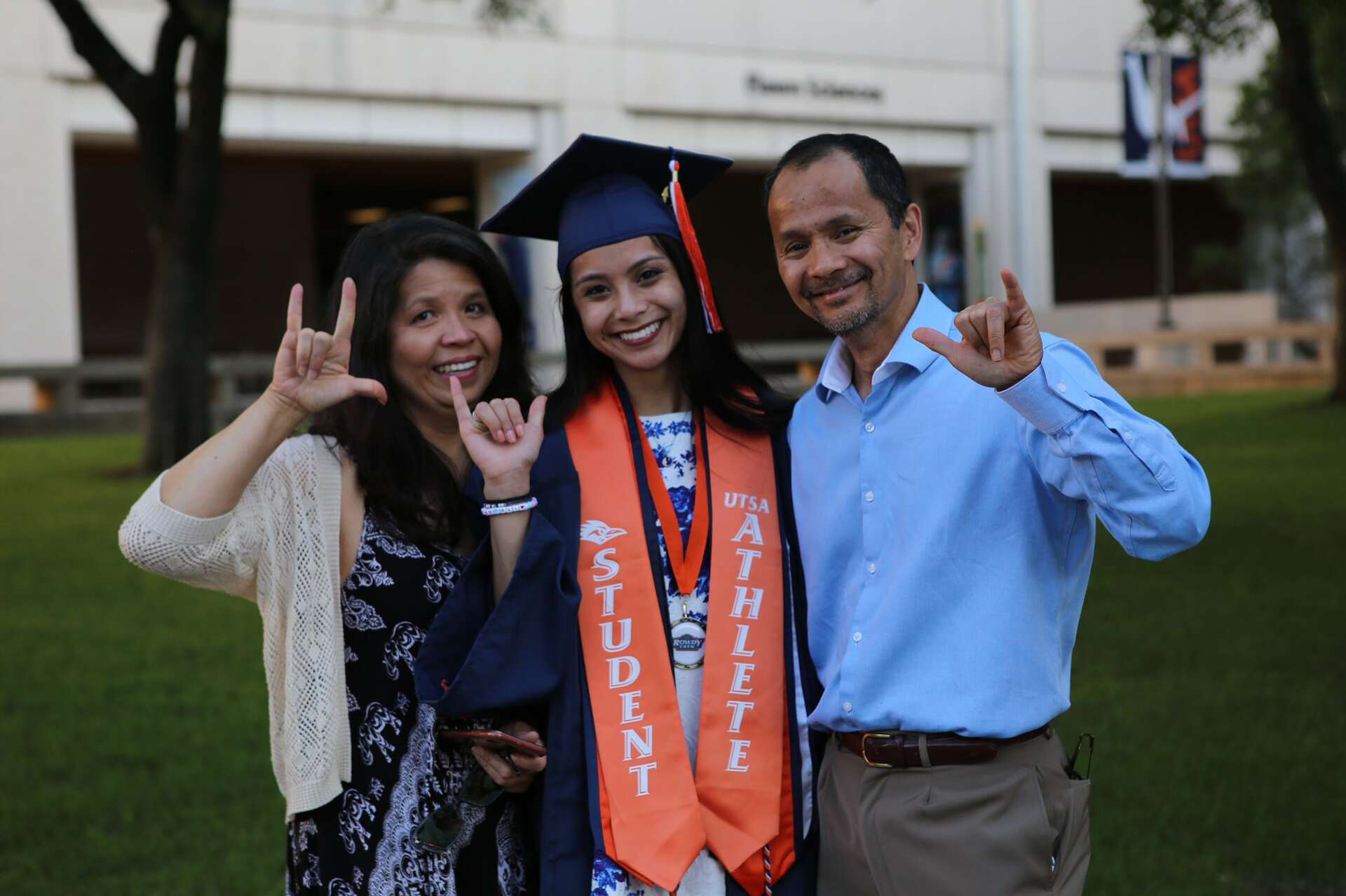 Everyone loves this UTSA mom who couldn't get the hand sign right