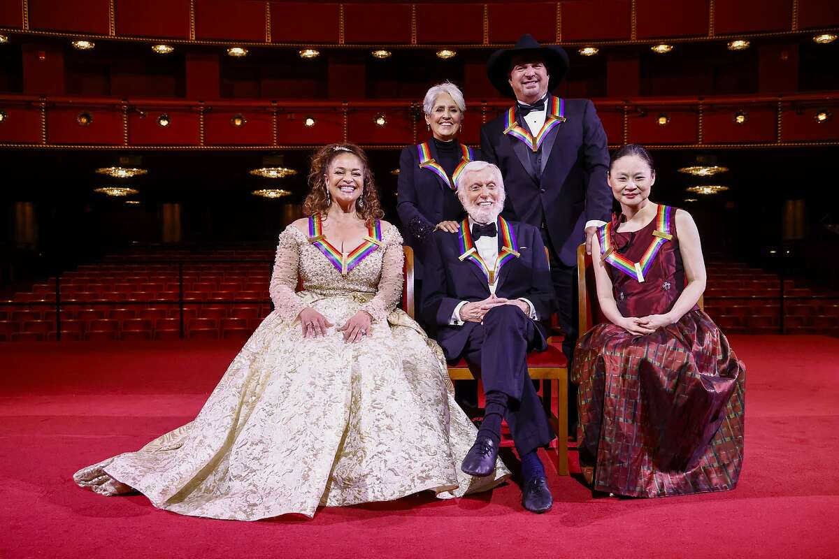 BESTPIX: WASHINGTON, DC - MAY 21: Debbie Allen, Joan Baez, Dick Van Dyke, Garth Brooks and Midori Goto pose during the 43rd Annual Kennedy Center Honors at The Kennedy Center on May 21, 2021 in Washington, DC. (Photo by Paul Morigi/Getty Images)