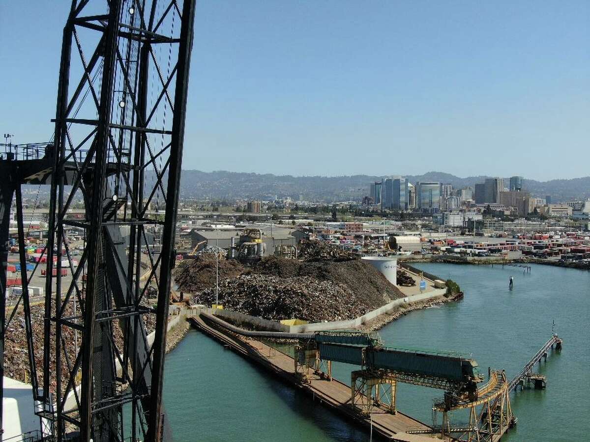 施尼策钢铁公司在霍华德终点站(Howard Terminal)旁边运营，在背景中可以看到，奥克兰运动家队(Oakland A)计划在那里建造一座新体育场。