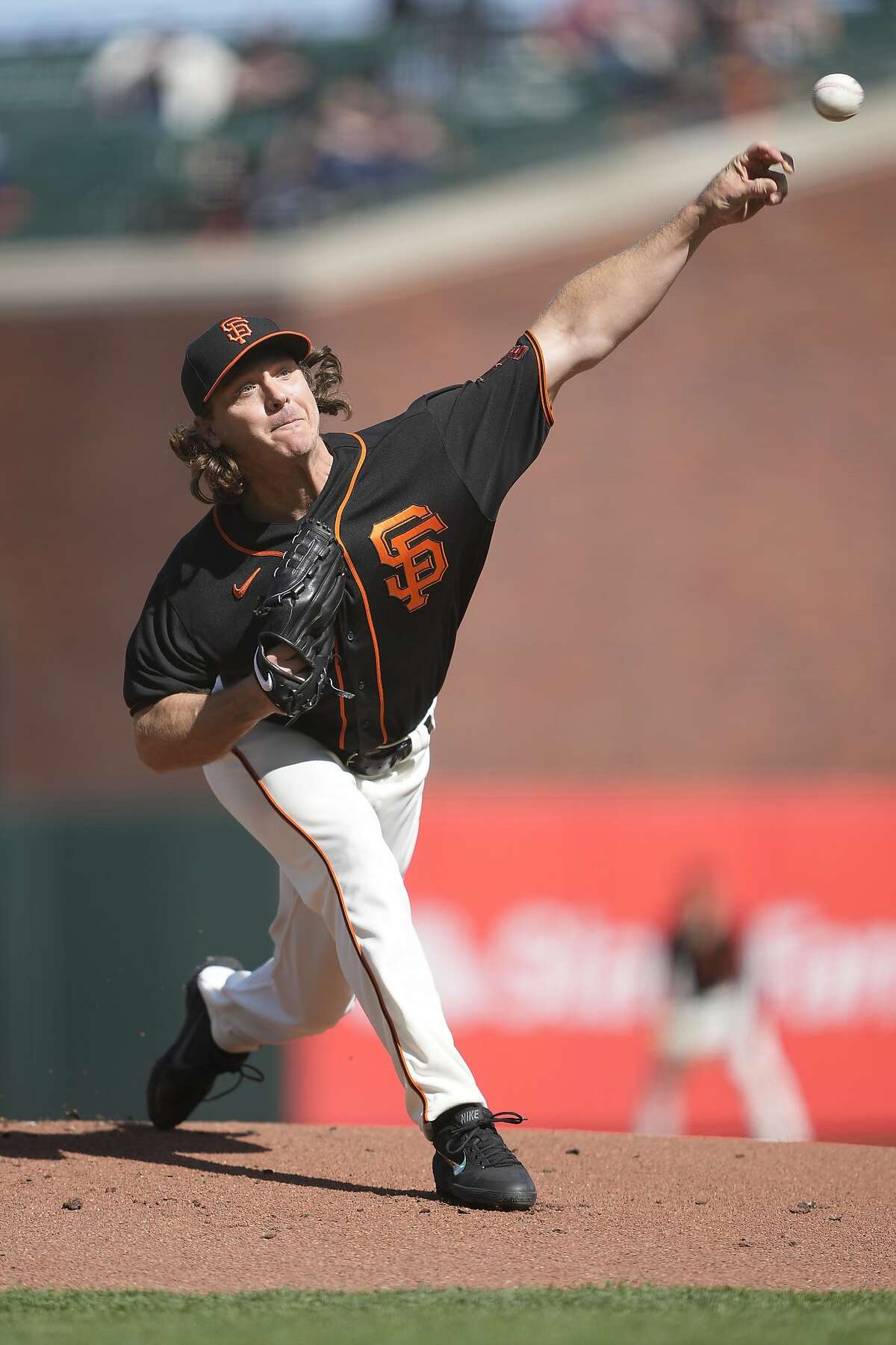 San Francisco Giants starting pitcher Scott Kazmir throws against the Los Angeles Dodgers during the first inning of a baseball game Saturday, May 22, 2021, in San Francisco. (AP Photo/Tony Avelar)
