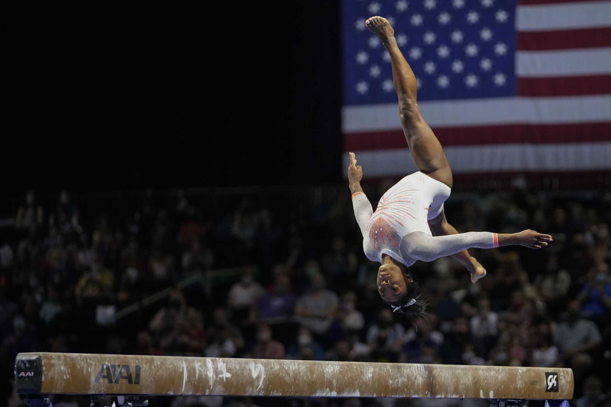 Simone Biles extends allaround streak, makes history on vault