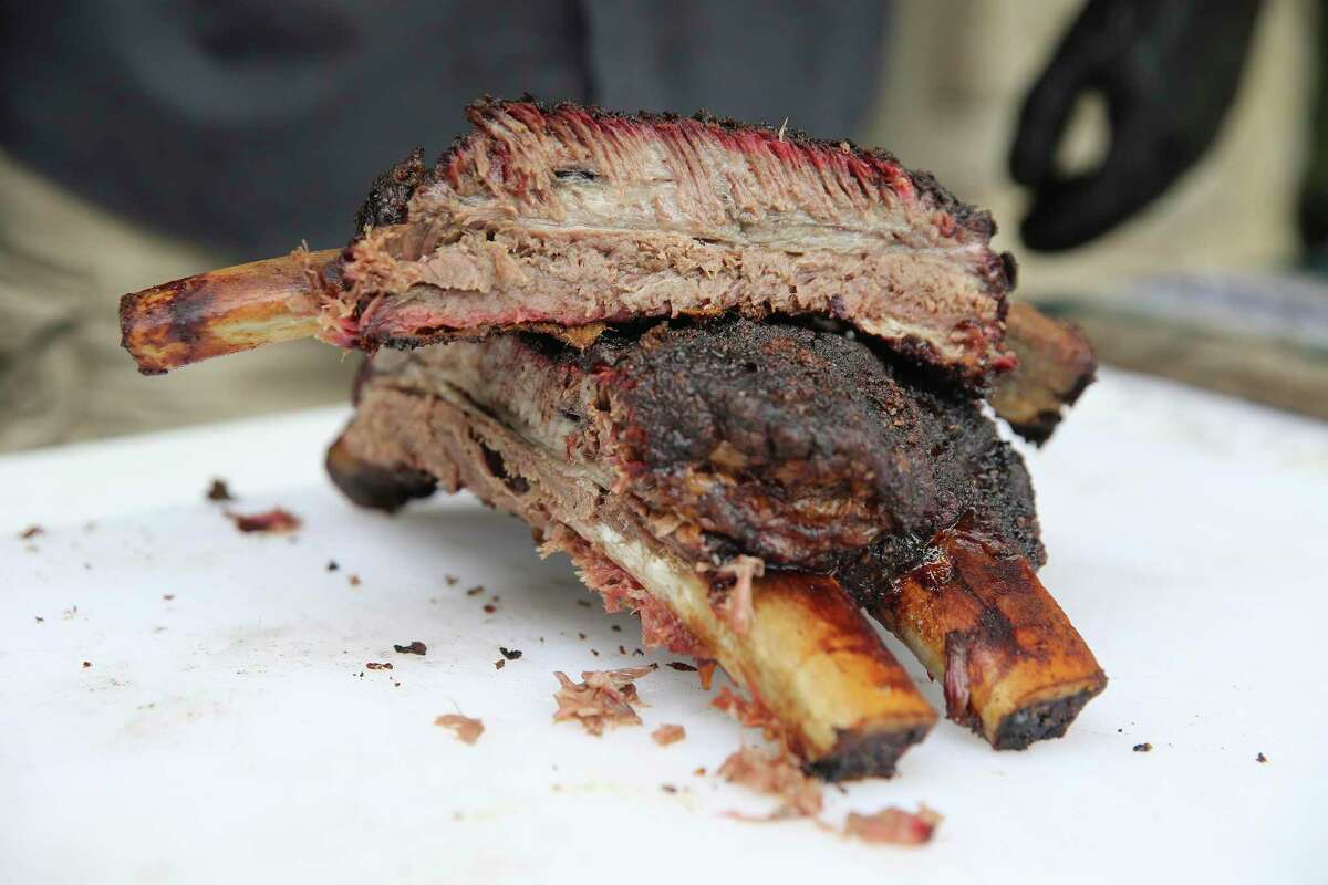 How to make gigantic beef ‘dino’ ribs at home in the smoker