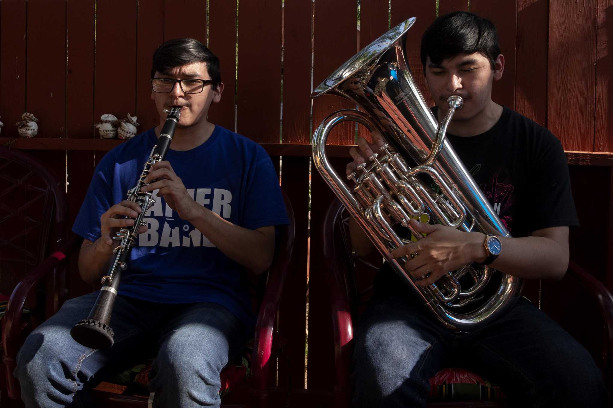 These San Antonio twins moved through high school as one - to the top of their class - Vimarsana News