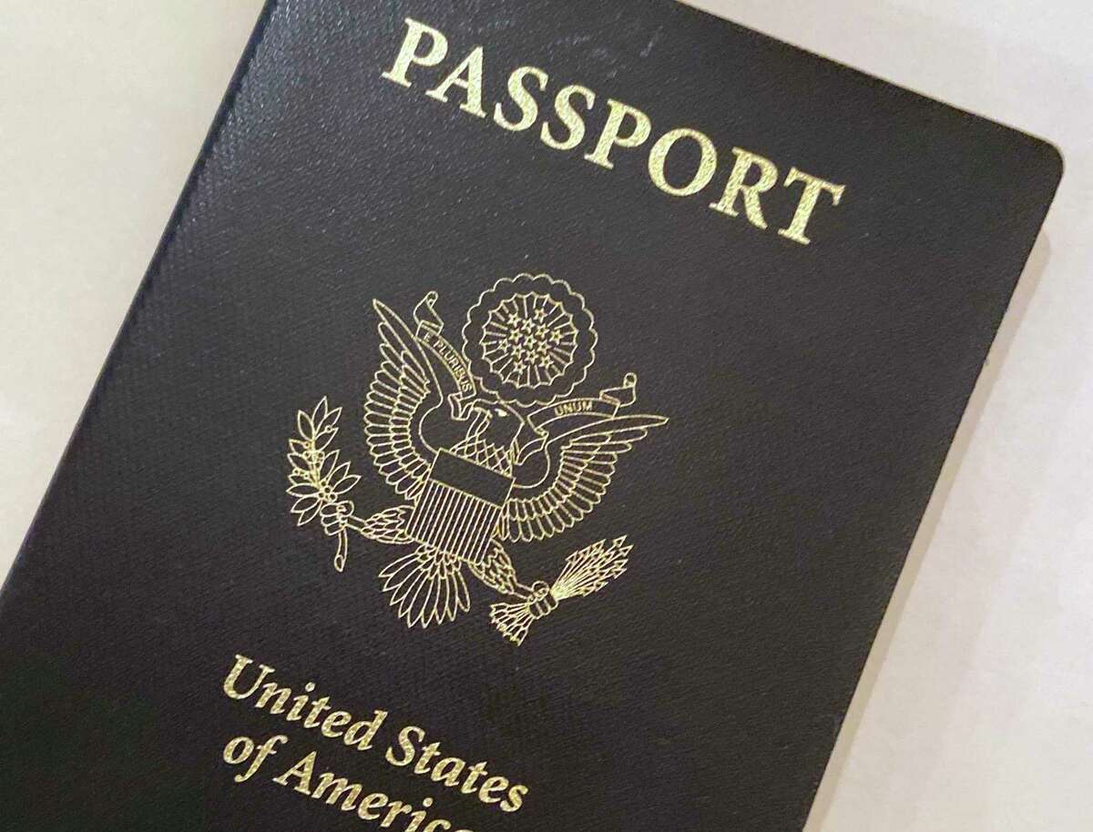 Esta foto del 25 de mayo de 2021 muestra la portada de un pasaporte estadounidense en Washington. La administración Biden dice que los ciudadanos estadounidenses que tengan pasaportes estadounidenses recientemente vencidos podrán regresar a casa.
