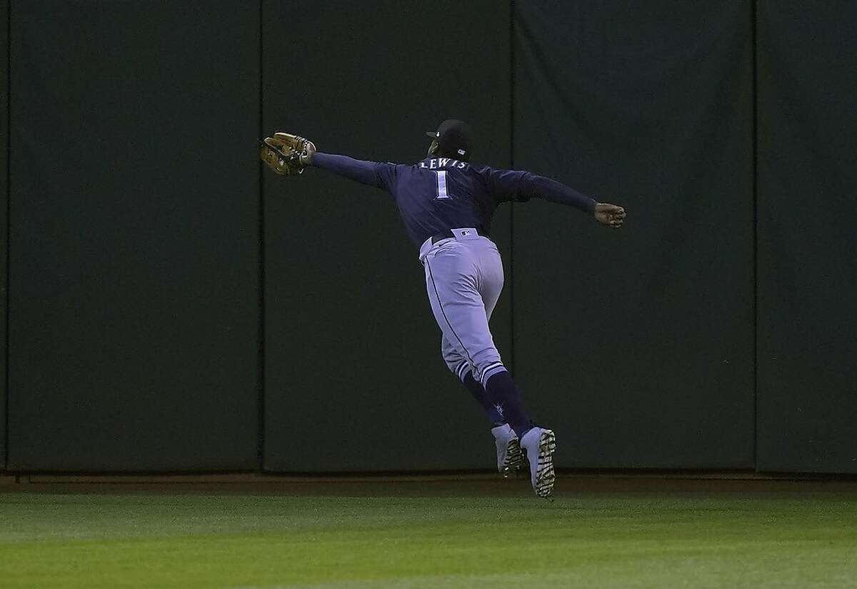 Mariners' Kyle Lewis continues multi-hit streak in home opener