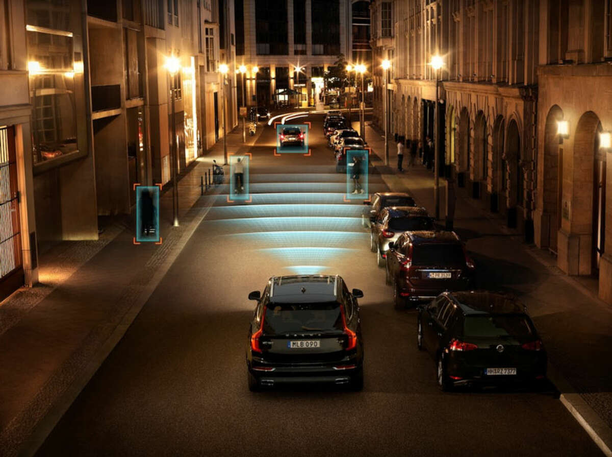 Volvo Cars City Safety technology includes detection and auto brake for other vehicles, pedestrians and cyclists at night. Credit: Volvo.