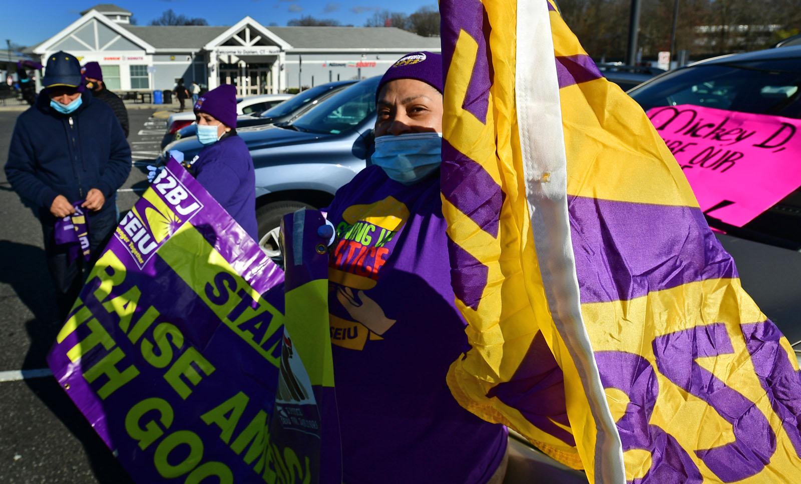 McDonald's I-95 service plaza workers plan strike, rallies in Branford and Hartford ahead of busy holiday weekend - Vimarsana News