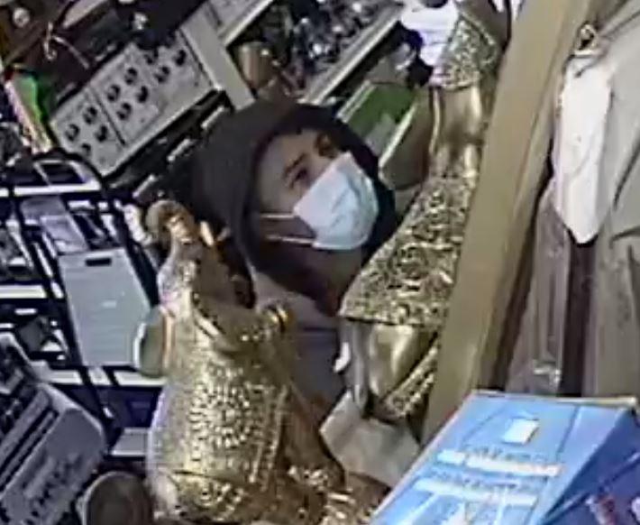 Police look to ID man who robbed a Stamford store at knifepoint - Vimarsana News