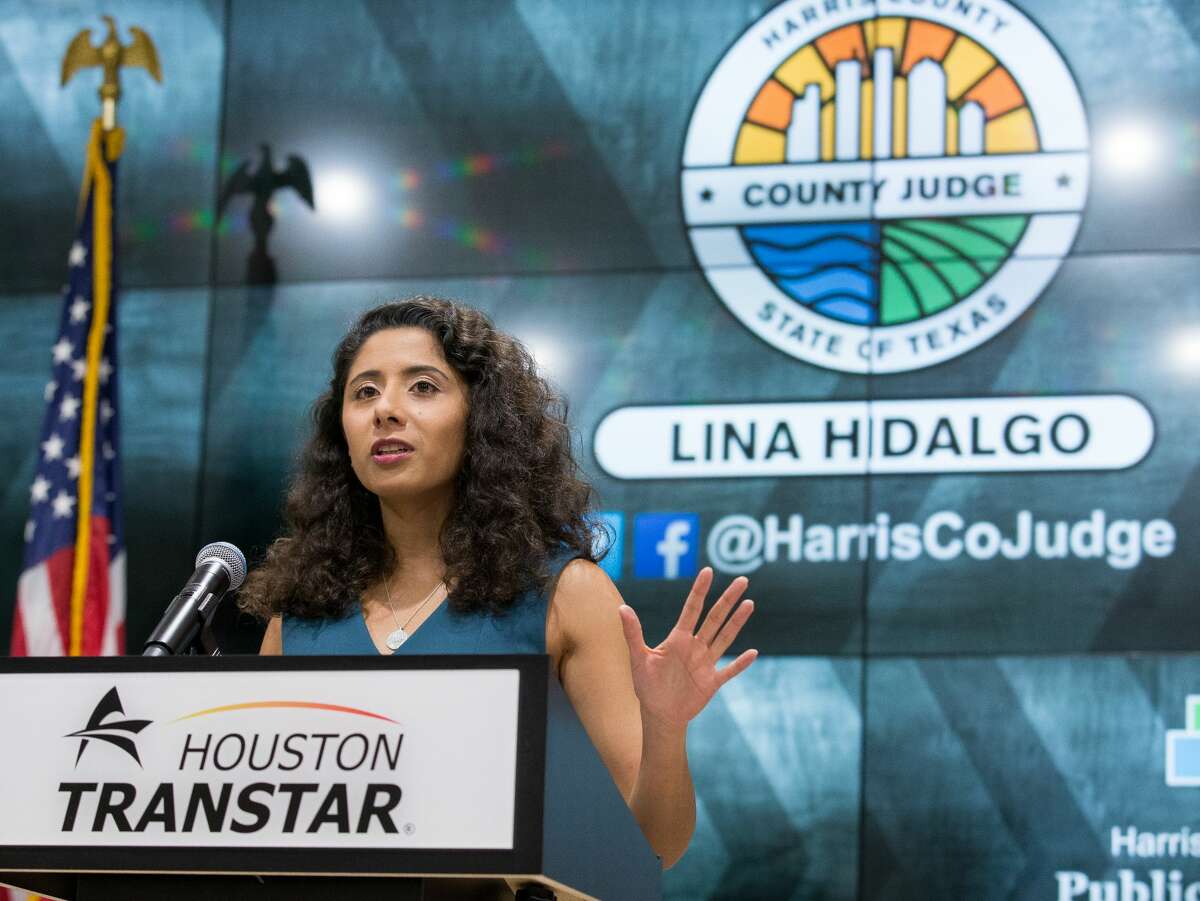La jueza del condado de Harris, Lina Hidalgo, habla en conferencia de prensa sobre el nivel de alerta por el COVID-19 en Houston.