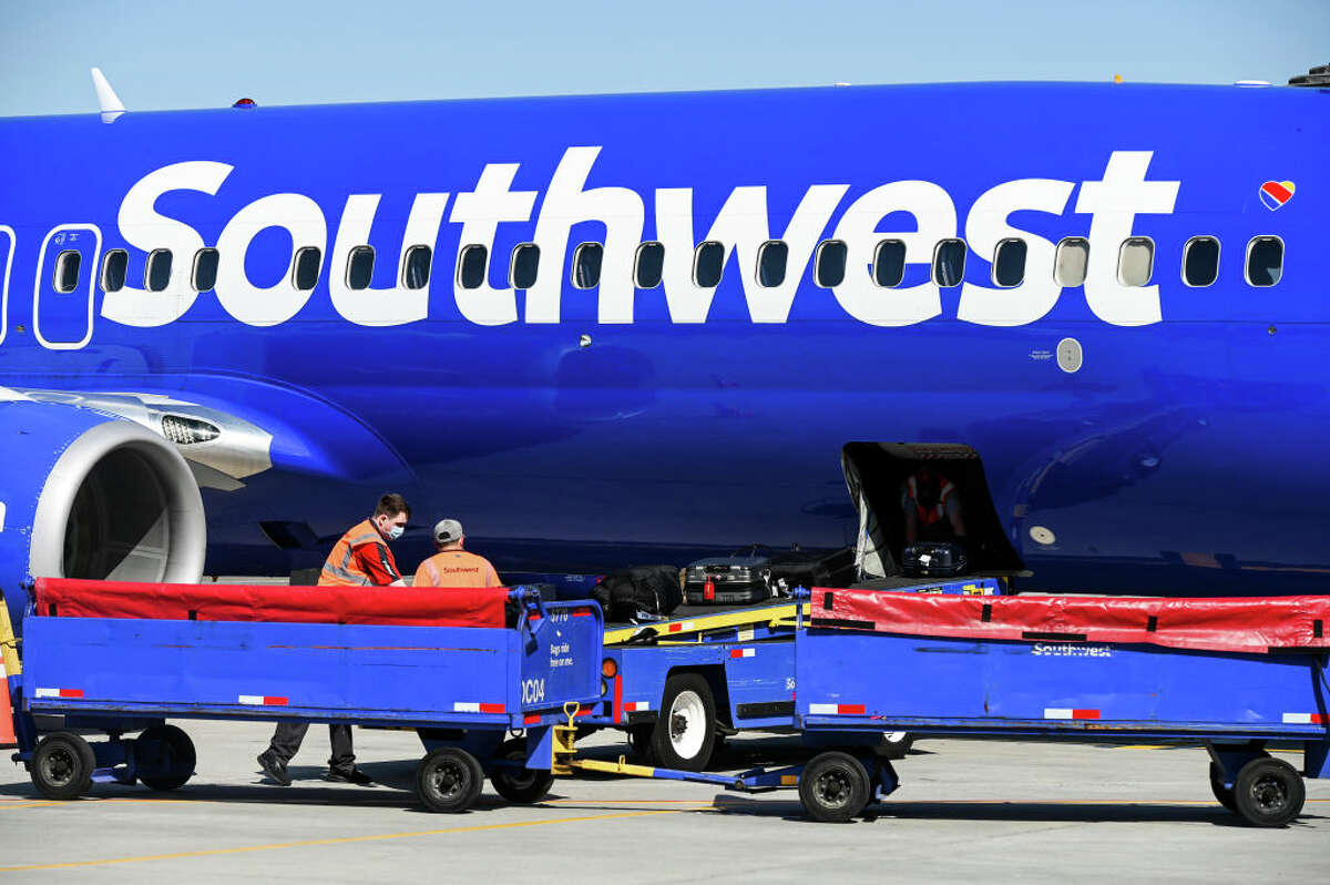 Un avión de Southwest Airlines estaba rodando en la pista. 