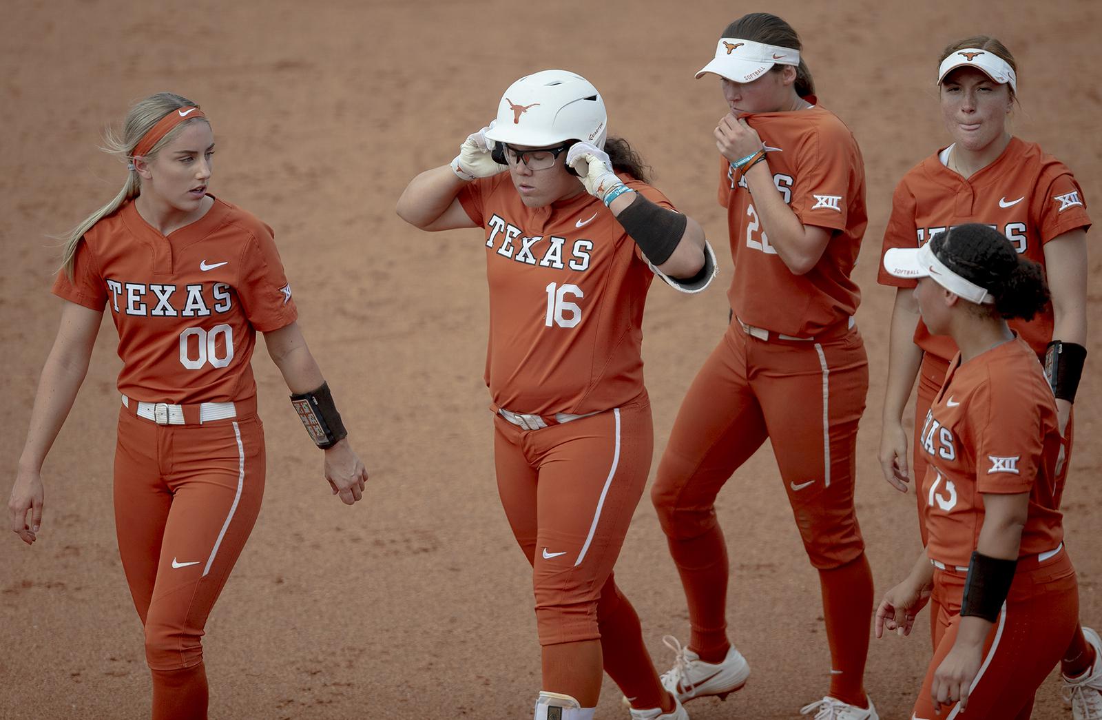 Oklahoma State Tops Texas 6 1 In Game 1 Of Ncaa Softball Super Regional