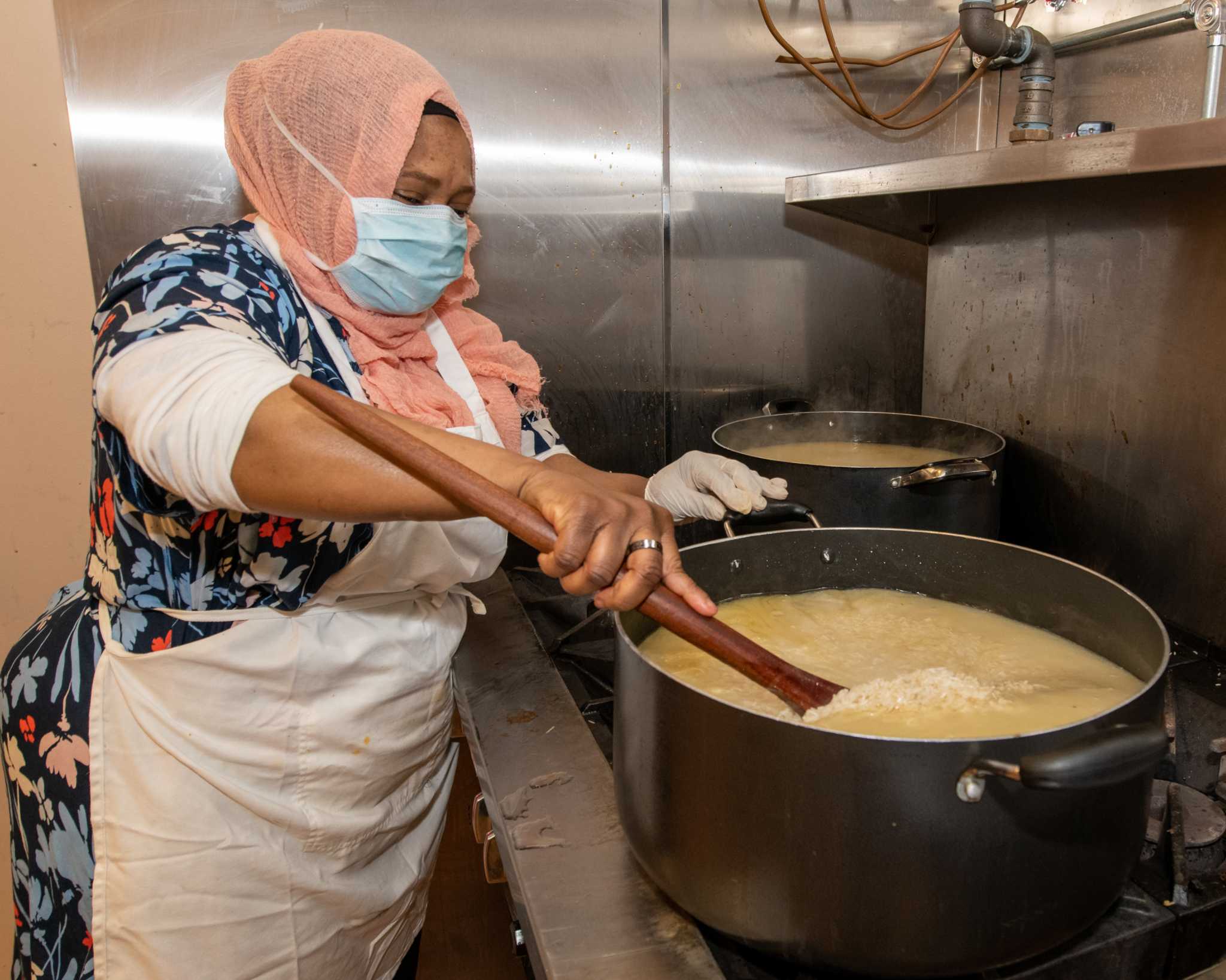 photos-muslim-soup-kitchen-project-serves-hundreds-locally