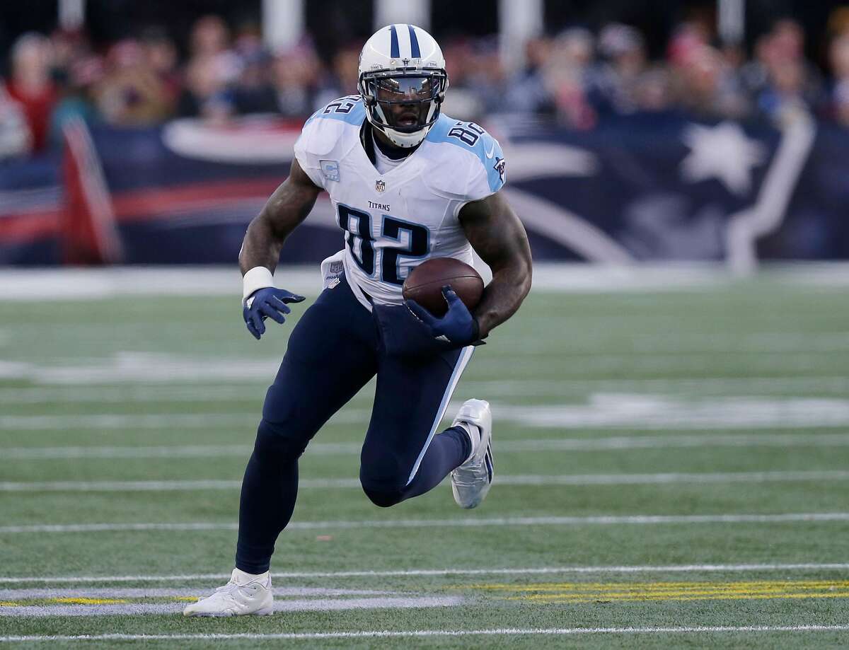 Tennessee Titans tight end Delanie Walker runs after catching a pass against the New England Patriots in the second half of an NFL football game, Sunday, Dec. 20, 2015, in Foxborough, Mass. (AP Photo/Charles Krupa)