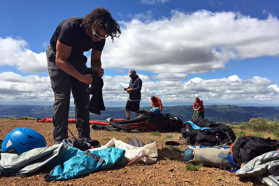Four paragliders, including Evan Cohen, prepare their rigs for a flight from Mount Diablo. Photo: Gregory Thomas/The Chronicle