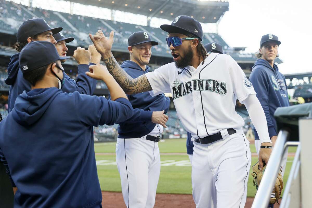 SEATTLE, WASHINGTON - JUNE 01: J.P. Crawford #3 of the Seattle Mariners high fives his teammates before the game against the Oakland Athletics at T-Mobile Park on June 01, 2021 in Seattle, Washington. (Photo by Steph Chambers/Getty Images)