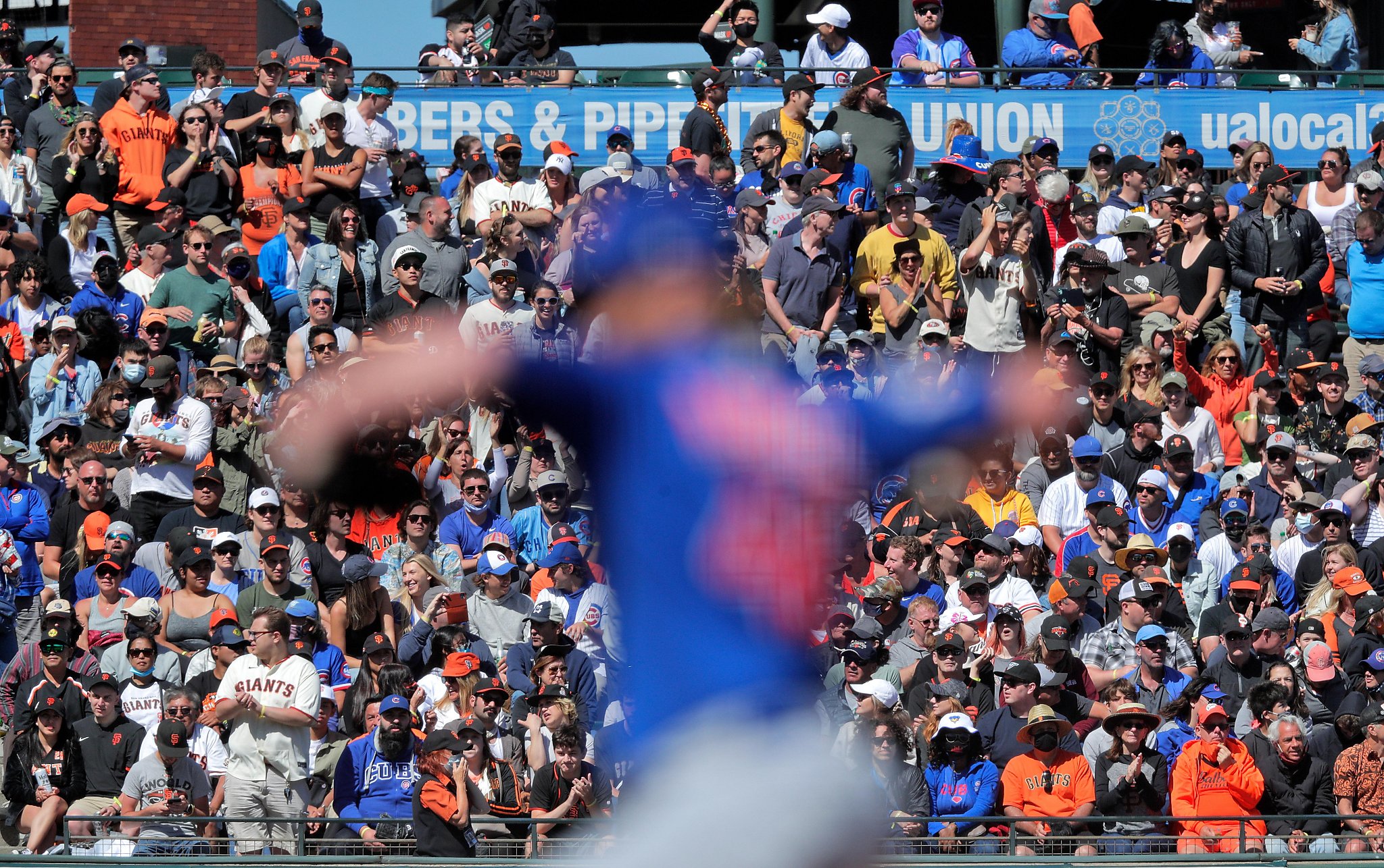 Giants remain hot, beat Cubs 4-3 despite wild ninth, celebrate Pride Month